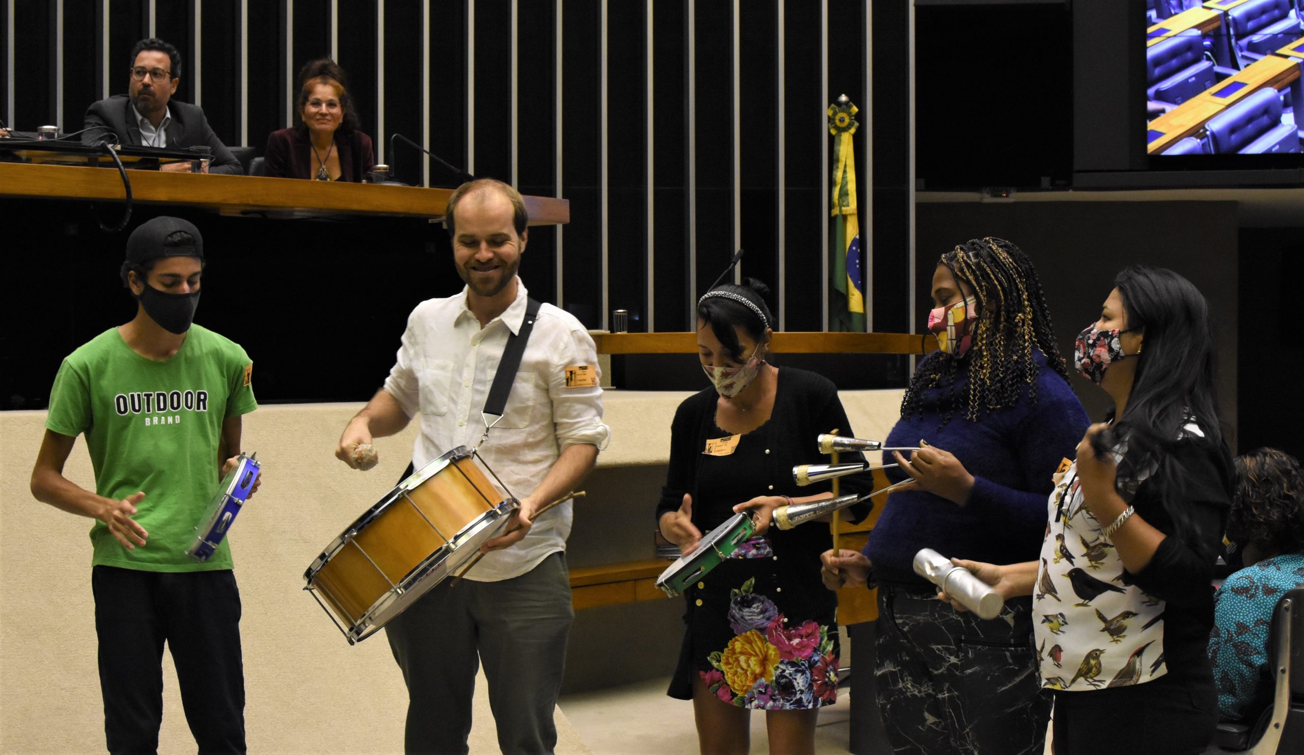 Cinco integrante do grupo musical Maluco Voador se apresenta no plenário