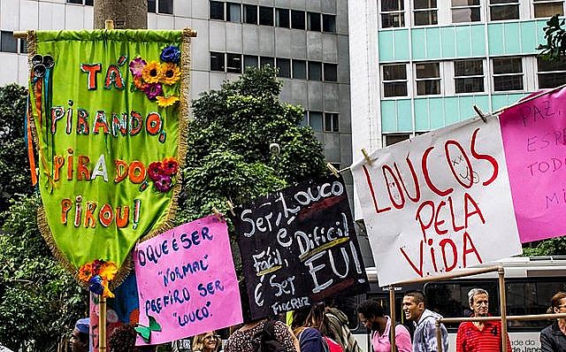 Fotografia de Manifestação com cartazes 