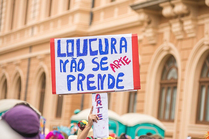 Foto de cartaz com os dizeres: Loucura não se prende